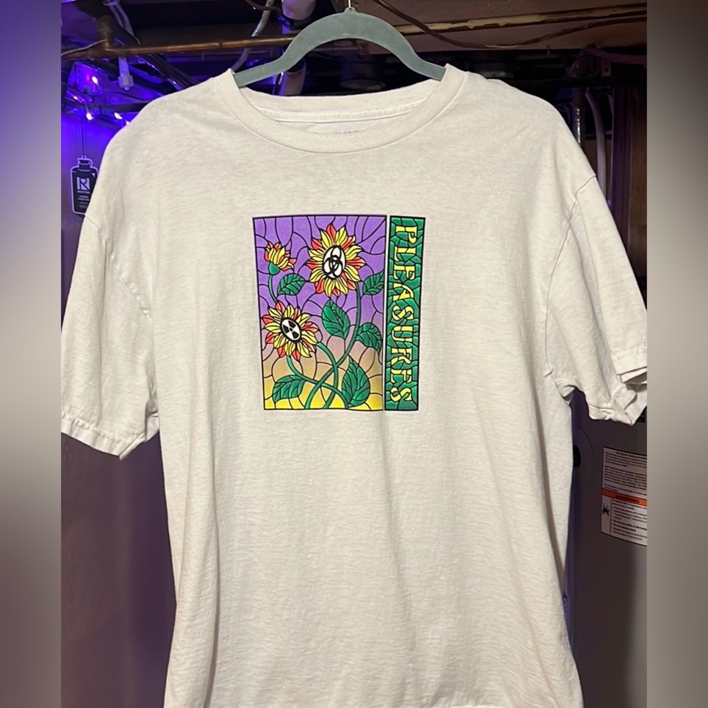 Men’s Pleasures Graphic Tee Size L